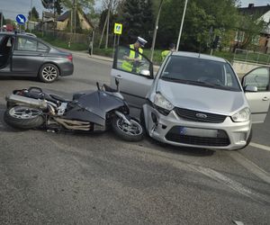 W Starachowicach motocykl zderzył się z autem osobowym