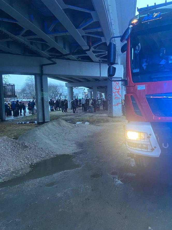 Dramat w pociągu PKP Intercity pod Kielcami. Do akcji w polu musieli wkroczyć strażacy