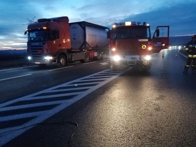 Zderzenie TIR-a z osobówką w Wojniczu. Są poszkodowani! Droga całkowicie zablokowana