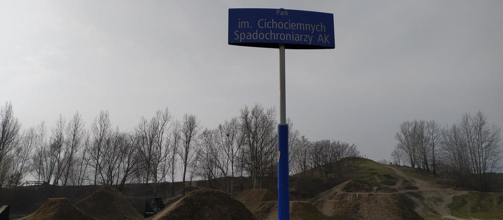 Koniec z rozjeżdżaniem Parku im. Cichociemnych Spadochroniarzy AK