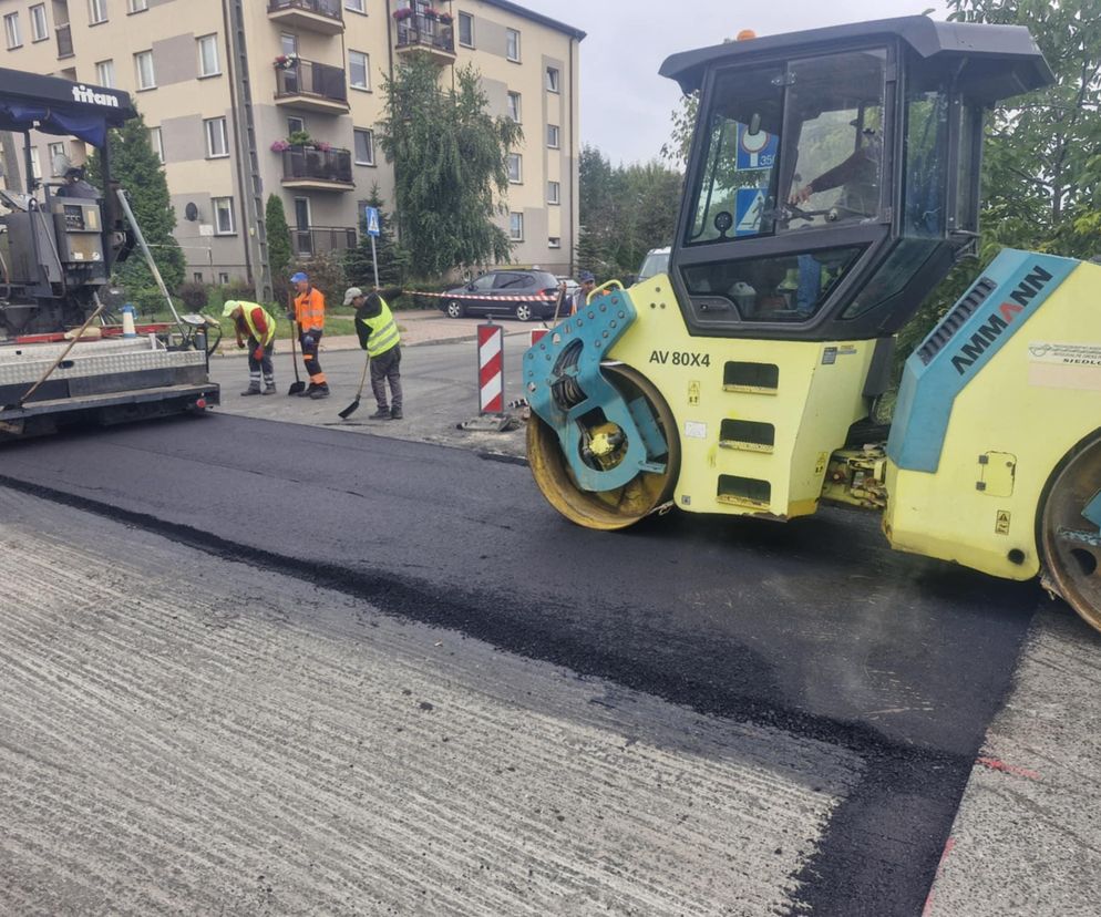 Trwa wylewanie asfaltu na ulicach Granicznej i Mieszka I w Siedlcach 
