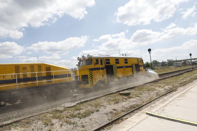 Kontrolowane zderzenie pociągu z osobówką