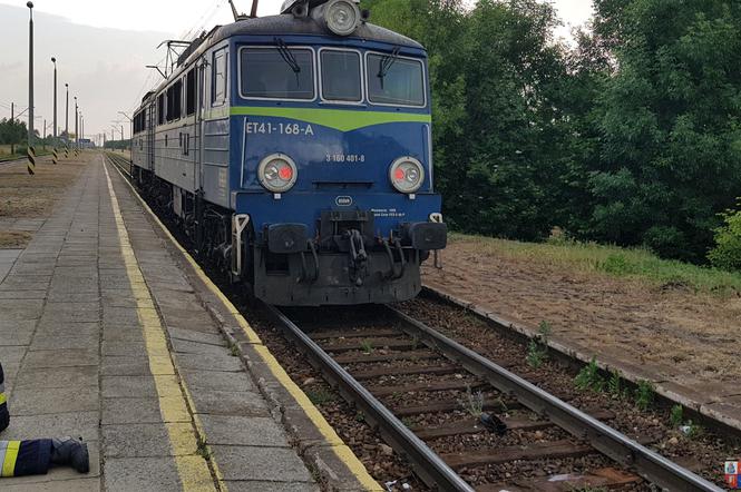 Piekoszów: Kompletnie pijany na torach potrącony przez pociąg! Wezwali na pomoc... księdza!