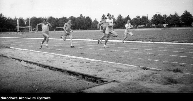 Stadion Olimpijski we Wrocławiu tuż po wojnie. To tutaj rozgrywano mecze piłki nożnej
