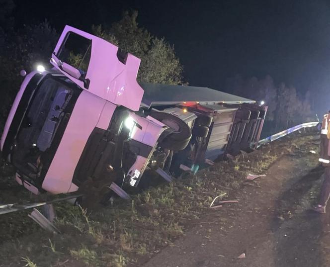 Paraliż na trasie S8. Ciężarówka huknęła w Volkswagena stojącego na poboczu 