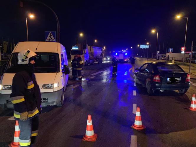 Zderzenie dwóch aut na trasie Osielsko - Bydgoszcz. Jedna osoba trafiła do szpitala [ZDJĘCIA]