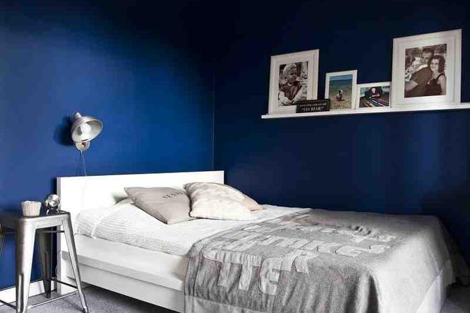BARDZO ładna sypialnia. Aranżacja sypialni w kolorze niebieskim z sufitem z bielonych desek
