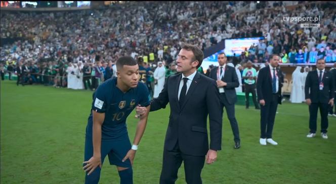 Emmanuel Macron doskoczył do Kyliana Mbappe po przegranej w finale mundialu