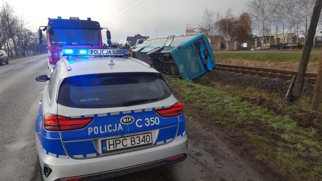 Autobus leżał przy torach! Groza w Papowie Toruńskim