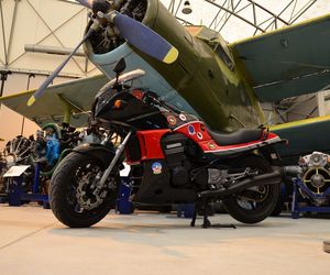 To nie lada gratka dla miłośników filmu „Top Gun”. Do Muzeum Sił Powietrznych w Dęblinie trafił motocykl KAWASAKI GPz 900R NINJA, na którym w tym kultowym filmie jeździł Tom Cruise!