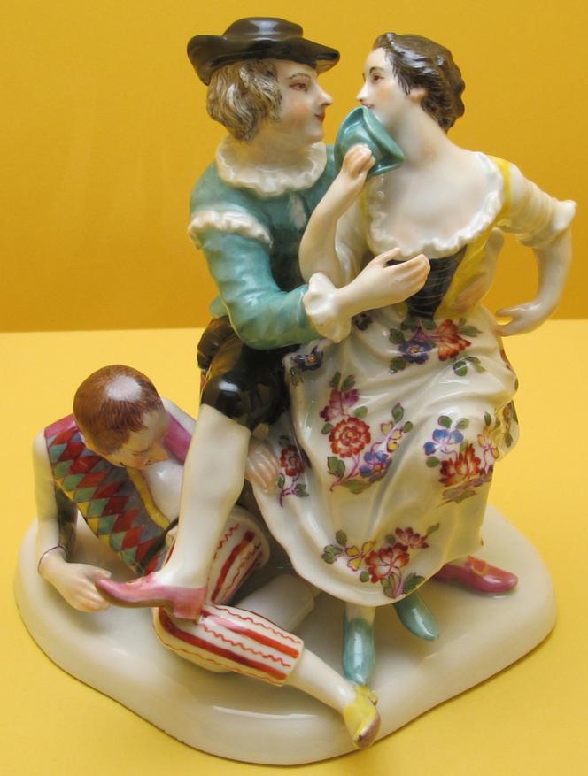 Dwoje kochanków z arlekinem u ich stóp – wczesna (1755-1760) figurka porcelanowa z Furstenberga. Modelował Simon Feilner.