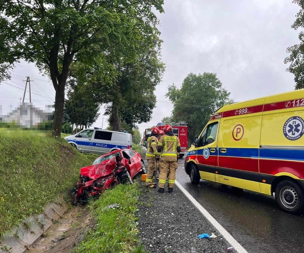 Wypadek w Gościeradowie Folwarku. Dwa auta wylądowały w rowie