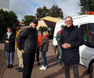 Nie tylko żonkile. Tysiące cebulek kwiatowych posadzono dziś na Polu Nadziei w Lesznie