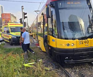 Zderzenie rowerzystki z tramwajem na Woli