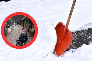 Dziewczynka na wózku ugrzęzła w śniegu. Pomógł radny 