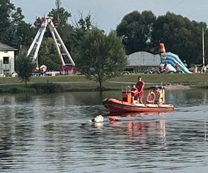 Damian płynie 100 km bez przerwy, aby pomóc Adasiowi!