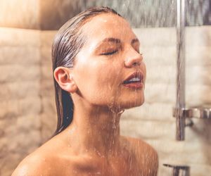 Popularny rytuał wellness nie zawsze działa. Sprawdź, kiedy zimny prysznic może zaszkodzić twojemu zdrowiu