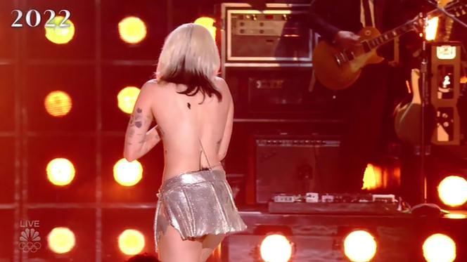 Ciuchy zlecialy z Miley Cyrus na scenie