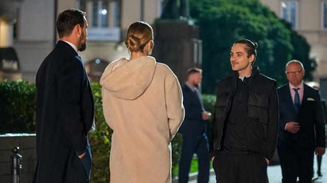 Barwy szczęścia odc. 2800. Renata (Anna Mrozowska), Marcin Kodur (Oskar Stoczyński), Kiciak (Artur Ziółkowski)