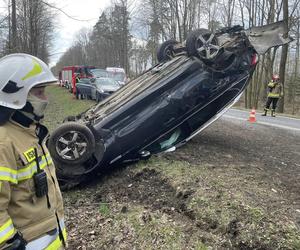 Pod Lubienią dachowało auto osobowe. Jedna osoba zabrana do szpitala