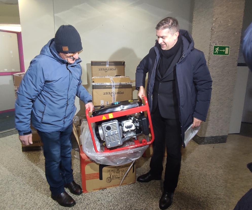 Roman Biłas i jeden ze sponsorów agregatów. 
