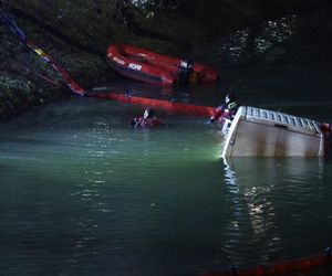 Kurier wjechał busem do miejskiej fosy. Akcja wyciągania pojazdu trwała kilka godzin 