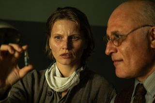 Gra z Cieniem, odcinek 4. Helena (Natalia Rybicka), Zieliński (Przemysław Bluszcz)