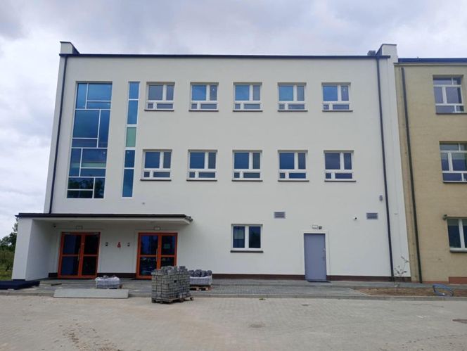 Tu uczyć się i bawić będą przedszkolaki - kończy się rozbudowa szkoły w Rajsku