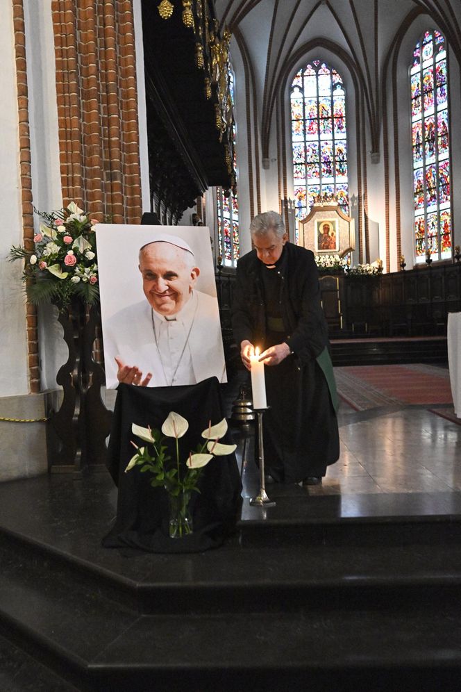 Warszawa żegna papieża Franciszka. Poruszające wpisy w Archikatedrze