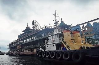 Największa pływająca restauracja zatonęła na morzu