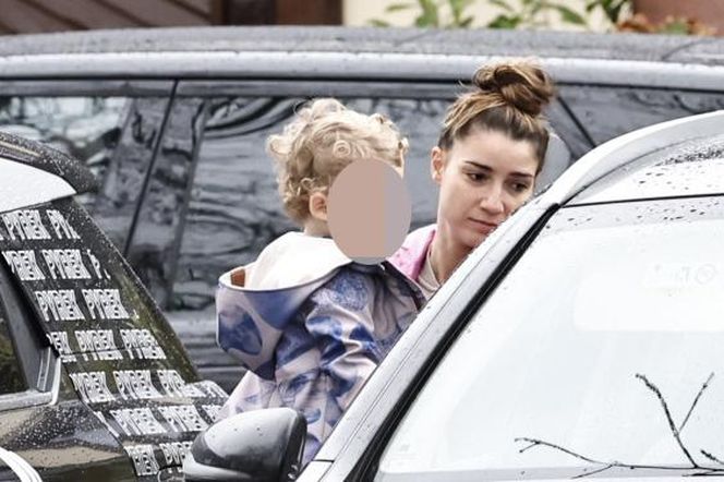 Jan Kliment z żoną i synem wyjeżdżają ze ślubu Kasi Cichopek i Macieja Kurzajewskiego