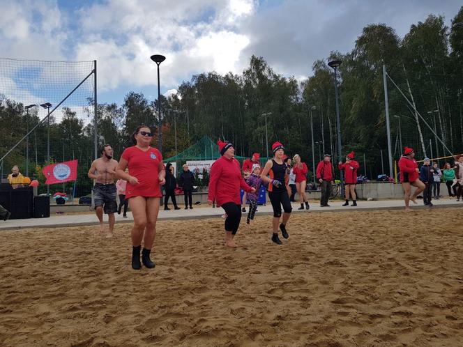 W Olsztynie pierwsza kąpiel w nowym sezonie. Morsy w CRS Ukiel