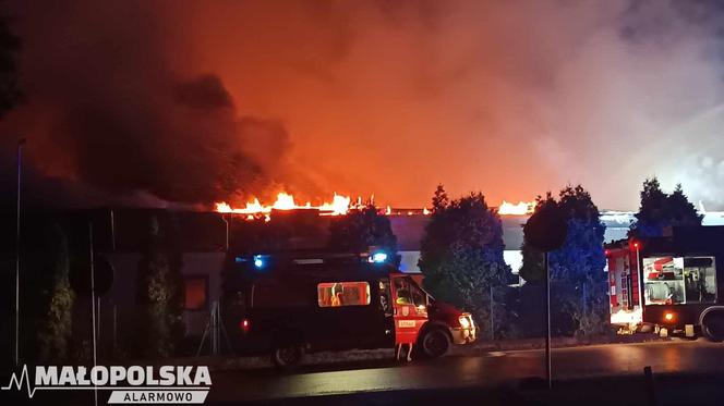 Potężny pożar hali produkcyjnej w Małopolsce