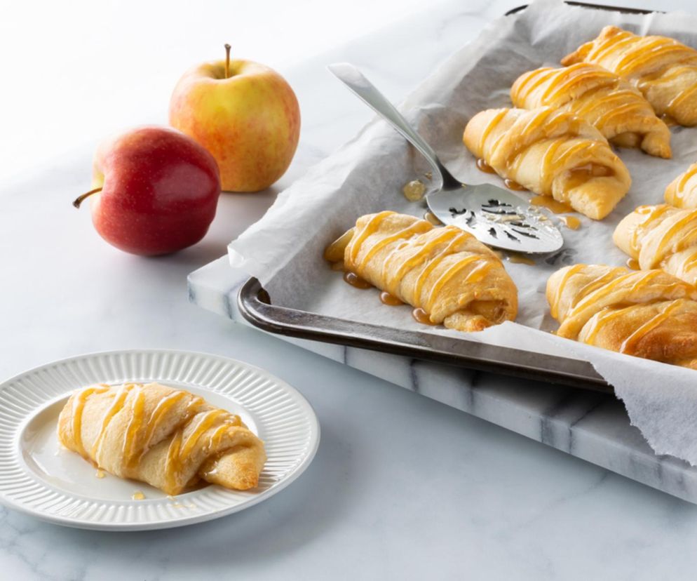 Niby rogaliki, a smakują jak szarlotka. Ten deser to smakowa bomba