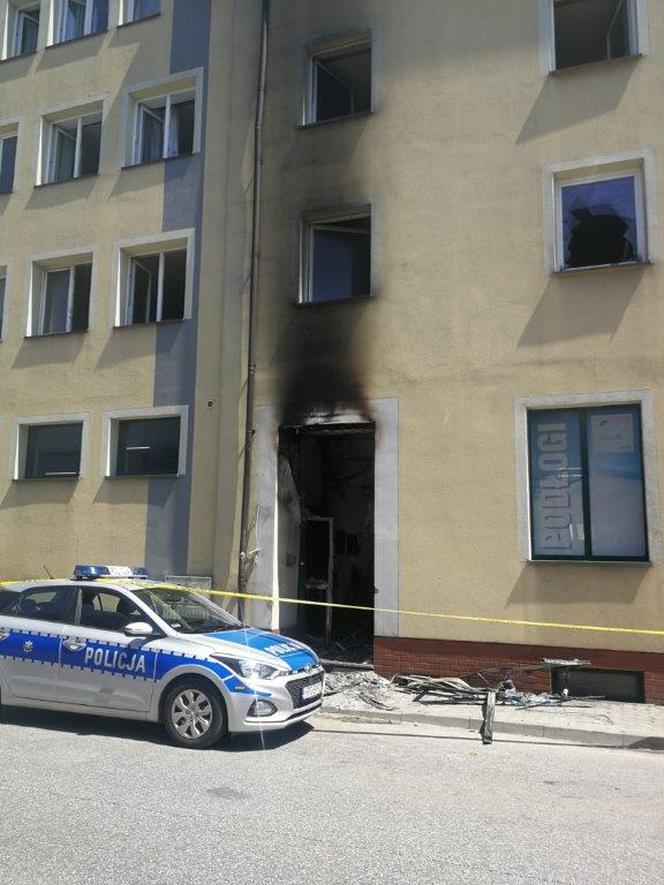 Pożar bloku w Tarnowie. Włóczęga posłał 12 osób do szpitala. Wśród poszkodowanych są dzieci