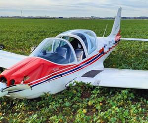 Pilot małego samolotu lądował awaryjnie na polu koło Leszna