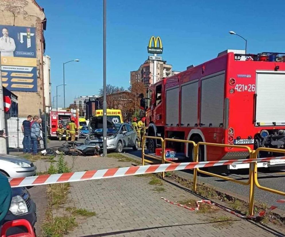 Groźny wypadek na ul. Katowickiej w Chorzowie. Motocyklista trafił do szpitala