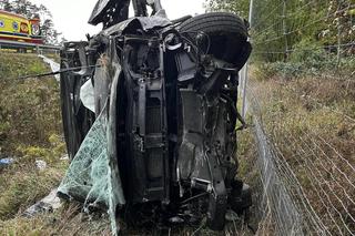 Dramat na drodze. Bus roztrzaskał się o barierki. Są ranni 