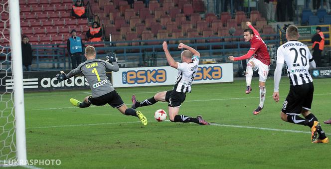 Dziury wypalone w murawie, powyrywane krzesełka, zdewastowane łazienki: Stadion Wisły po meczu z Sandecją [ZDJĘCIA, AUDIO, WIDEO]