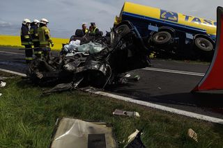 Tragiczny wypadek pod Wągrowcem! Nie żyją dwie osoby, w tym dziecko [ZDJĘCIA]