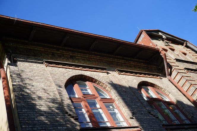 Stara żydowska szkoła w centrum Białegostoku. To ceglany zabytkowy budynek z początków XX wieku