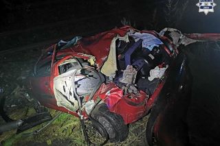 Chwile grozy na przejeździe kolejowym. W aucie utknął pijany ojciec z 3-letnią córką