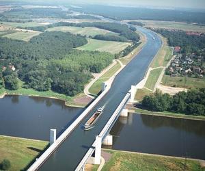 Magdeburg Water Bridge - ukończony w 2004 roku most wodny w Magdeburgu łaczy dwie wazne drogi wodne. 