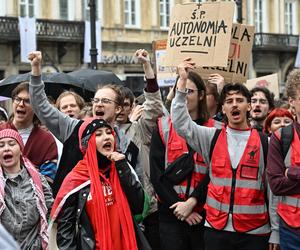 Protest studentów pod bramą Uniwersytetu Warszawskiego 