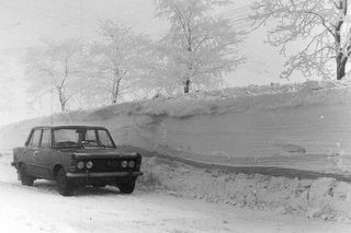 Zimowe zabawy z dawnych czasów. Tak bawili się nasi rodzice i dziadkowie [GALERIA]