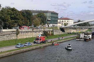 Tragedia przy moście Piłsudskiego w Krakowie. Z rzeki wyłowiono ciało mężczyzny [GALERIA]