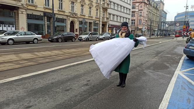 Protest branży ślubnej przed biurem PiS w Katowicach! Domagają się informacji od rządu kiedy będą mogli wrócić do pracy [ZDJĘCIA, WIDEO]