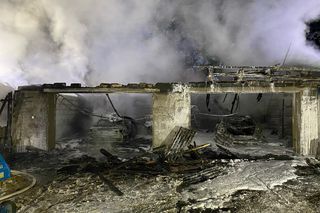 Spalił się budynek i trzy pojazdy. Duże straty po pożarze w Zaborówcu niedaleko Leszna