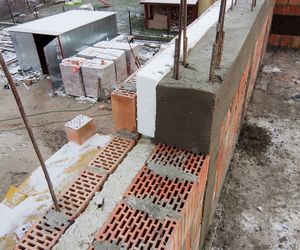 Wiązanie betonu w niskich temperaturach. Czy możliwe jest betonowanie zimą?