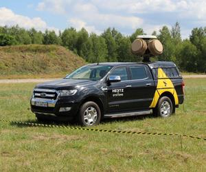 Radary systemu antydronowego Hertz Hawk na pojeździe